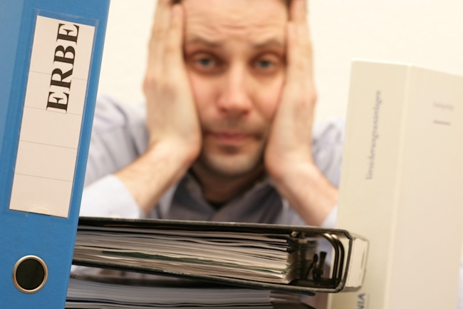 Bestattungskosten gehören rechtlich zu den Nachlassverbindlichkeiten.