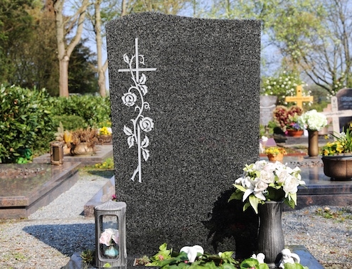 Die Wahl eines passenden Symbols verwandelt einen Grabstein in ein sehr persönliches Zeugnis – ein stummer Dialog zwischen den Lebenden und dem Verstorbenen, der über Jahre hinweg Bestand hat.