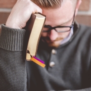 Literatur kann in der Trauer helfen Dinge einzuordnen, den Trauerprozess unterstützen.