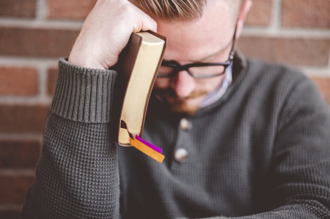 Literatur kann in der Trauer helfen Dinge einzuordnen, den Trauerprozess unterstützen.