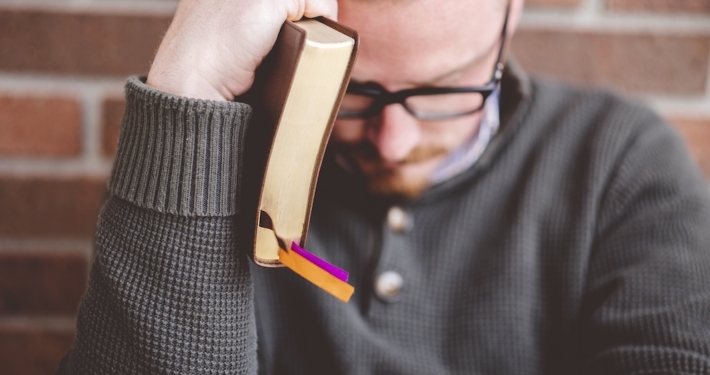 Literatur kann in der Trauer helfen Dinge einzuordnen, den Trauerprozess unterstützen.